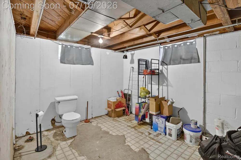 17125 Lennane Redford Charter Township, MI 48240