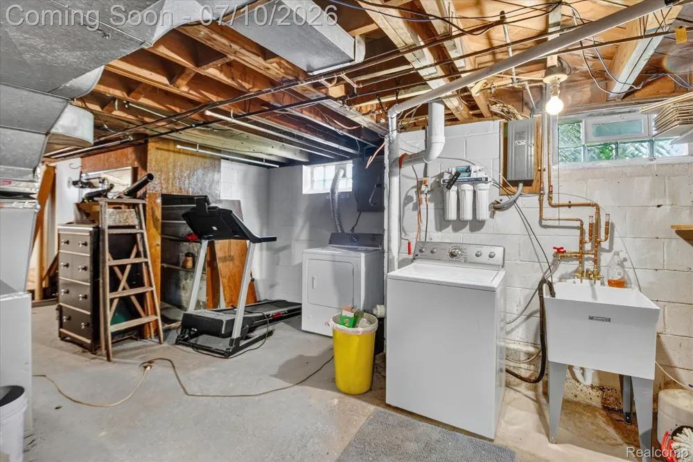 17125 Lennane Redford Charter Township, MI 48240