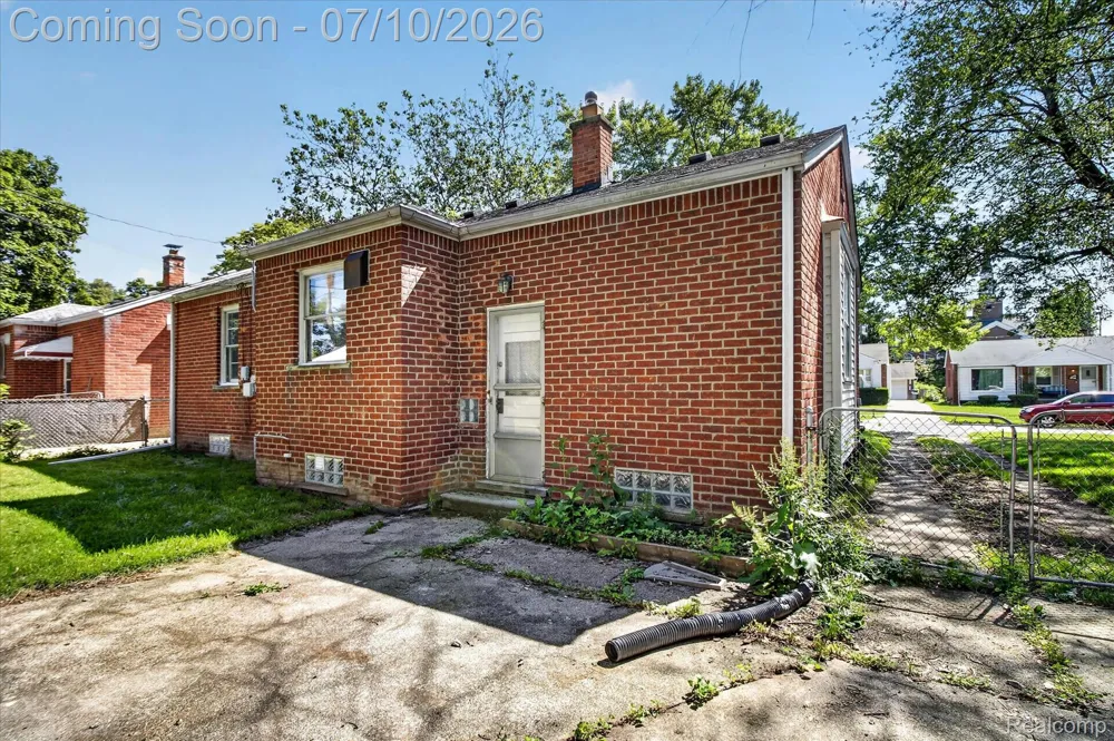 17125 Lennane Redford Charter Township, MI 48240