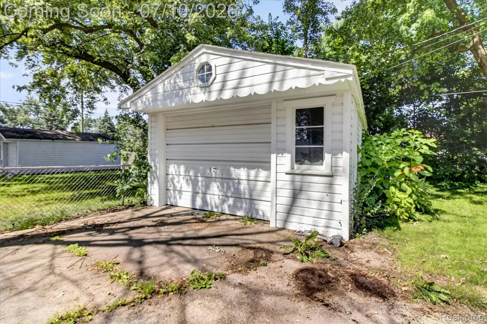 17125 Lennane Redford Charter Township, MI 48240