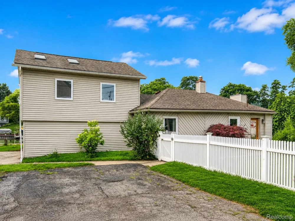 10401 Degrand Street White Lake Charter Township, MI 48386