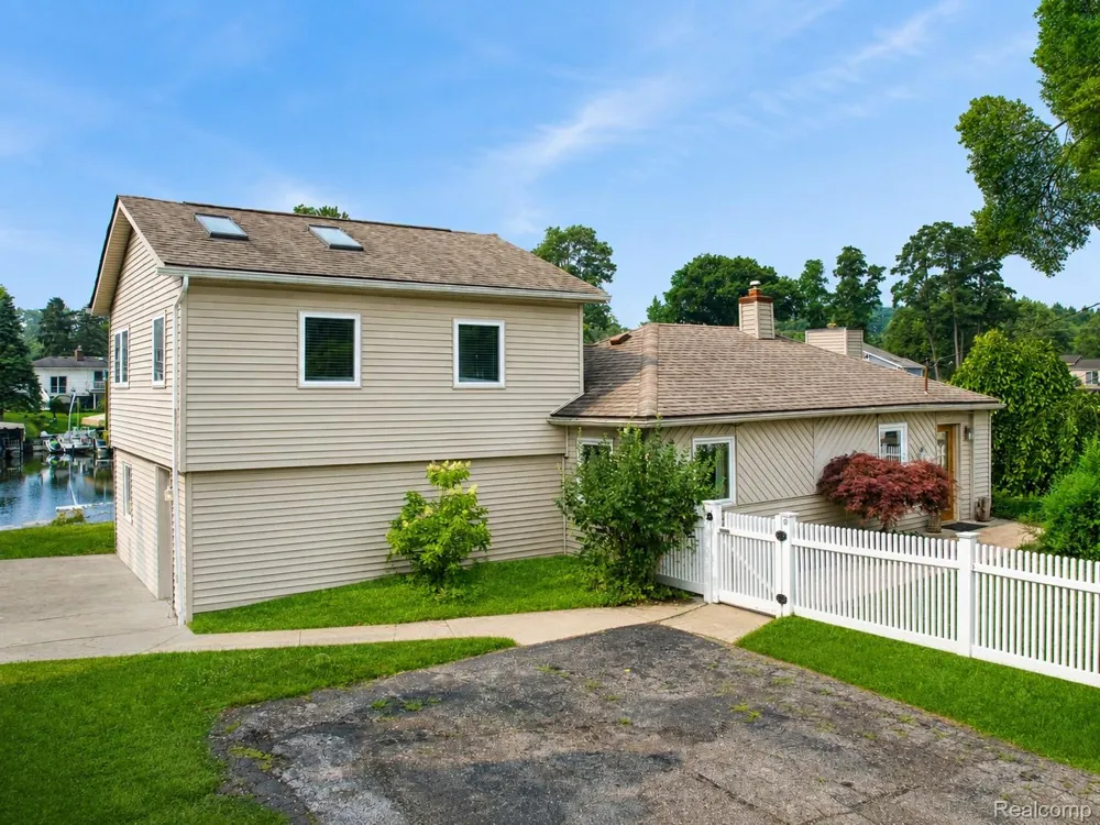 10401 Degrand Street White Lake Charter Township, MI 48386