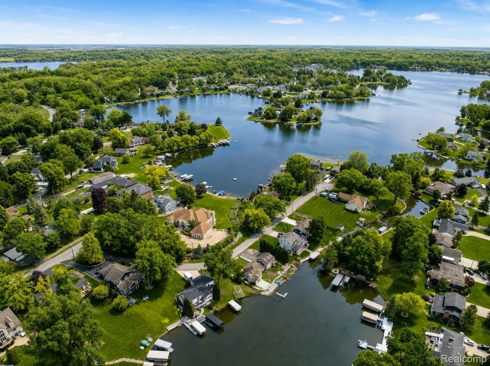 10401 Degrand Street White Lake Charter Township, MI 48386
