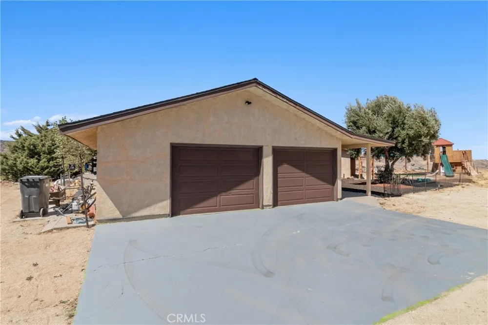 8734 Vientos Leona Valley, CA 93551