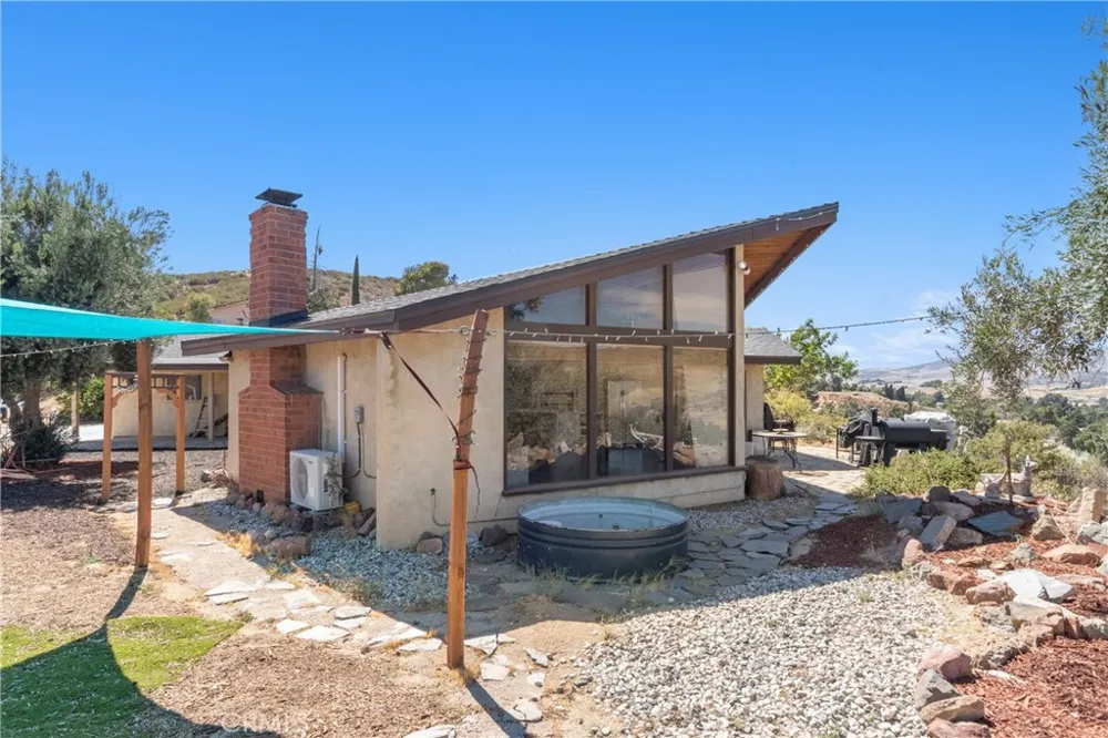 8734 Vientos Leona Valley, CA 93551