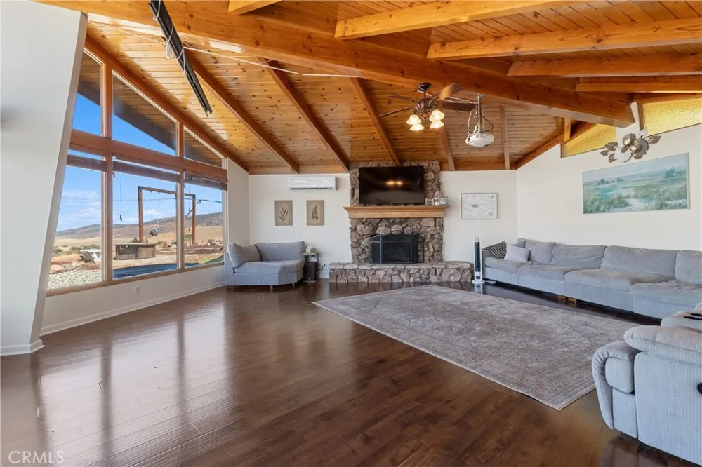 8734 Vientos Leona Valley, CA 93551