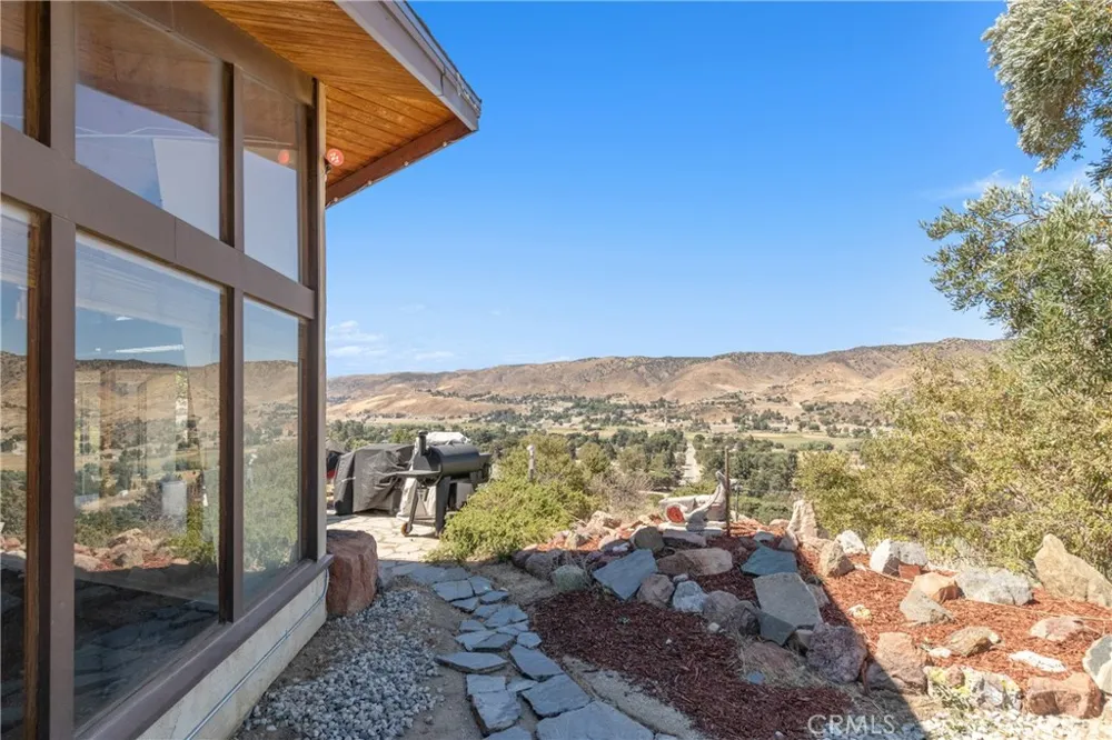 8734 Vientos Leona Valley, CA 93551