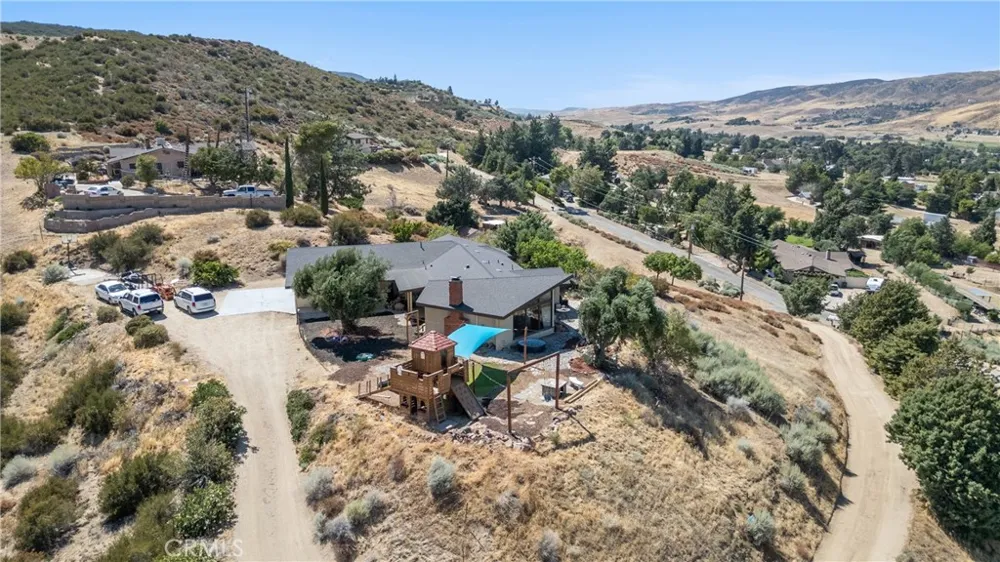 8734 Vientos Leona Valley, CA 93551