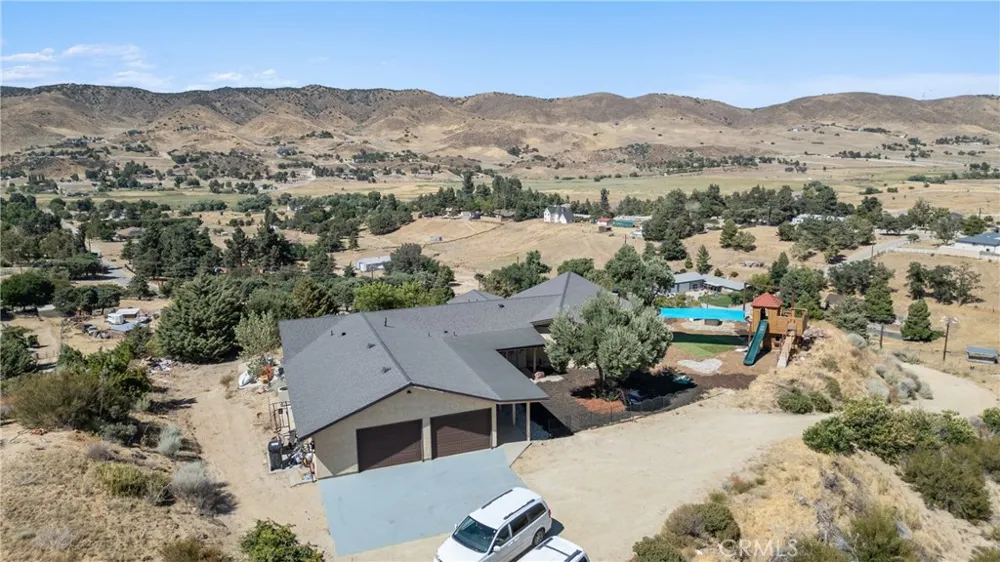 8734 Vientos Leona Valley, CA 93551