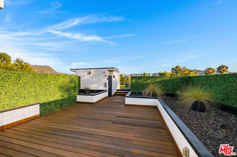 10352 Riverside Drive #103A Toluca Lake, CA 91602
