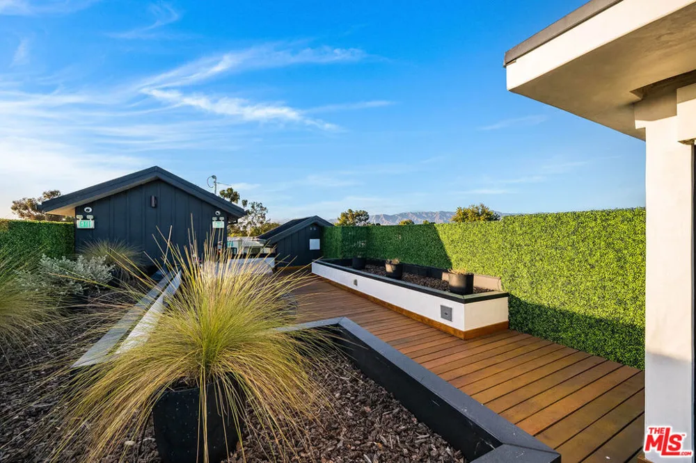 10352 Riverside Drive #103A Toluca Lake, CA 91602