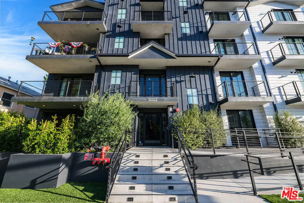 10352 Riverside Drive #103A Toluca Lake, CA 91602