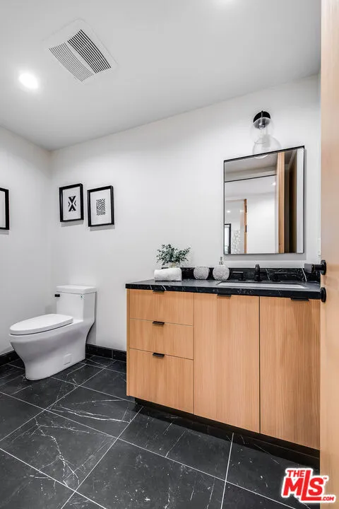 10352 Riverside Drive #103A Toluca Lake, CA 91602