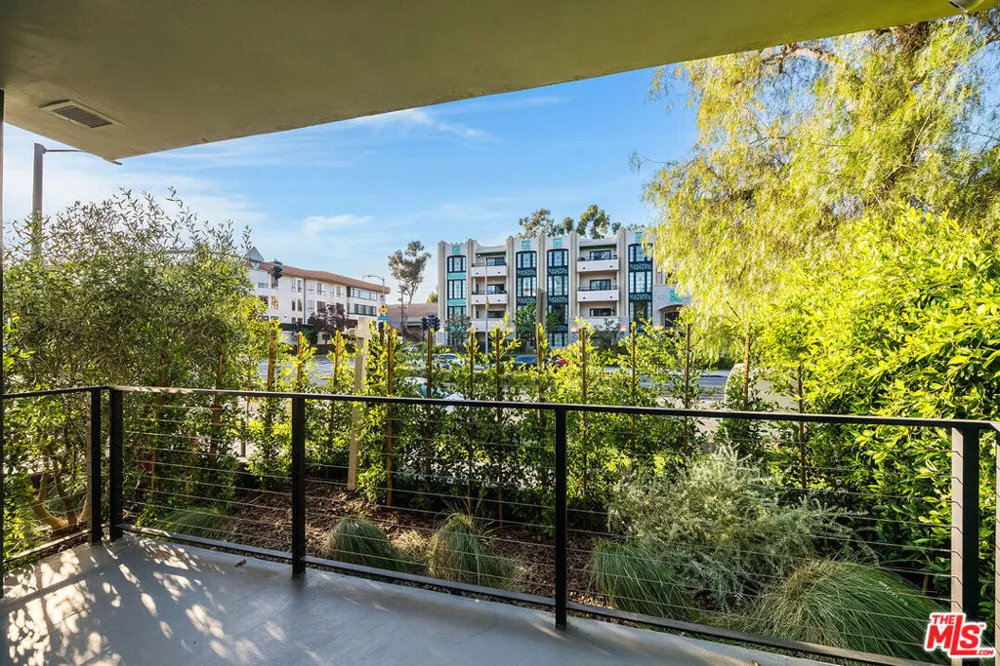 10352 Riverside Drive #103A Toluca Lake, CA 91602
