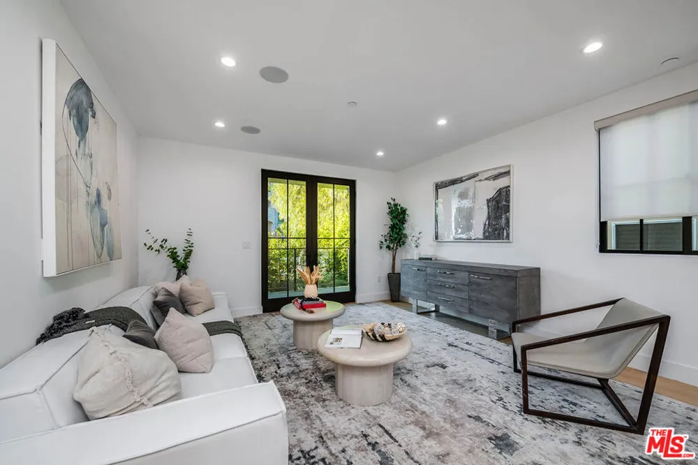 10352 Riverside Drive #103A Toluca Lake, CA 91602