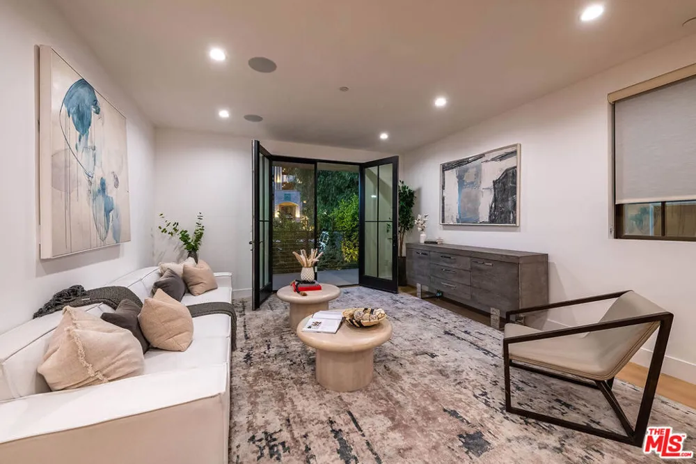 10352 Riverside Drive #103A Toluca Lake, CA 91602