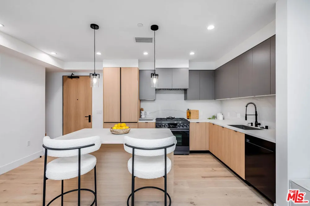 10352 Riverside Drive #103A Toluca Lake, CA 91602