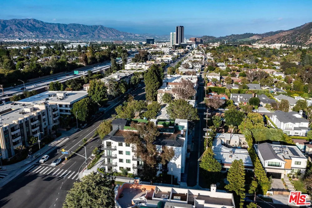 10352 Riverside Drive #103A Toluca Lake, CA 91602