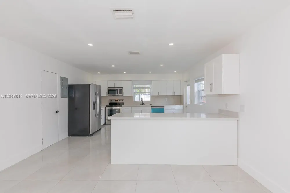 913 NE 2nd St Hallandale Beach, FL 33009