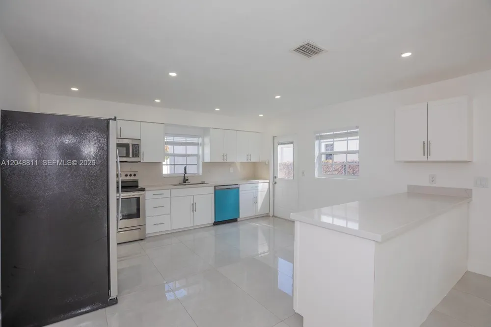 913 NE 2nd St Hallandale Beach, FL 33009
