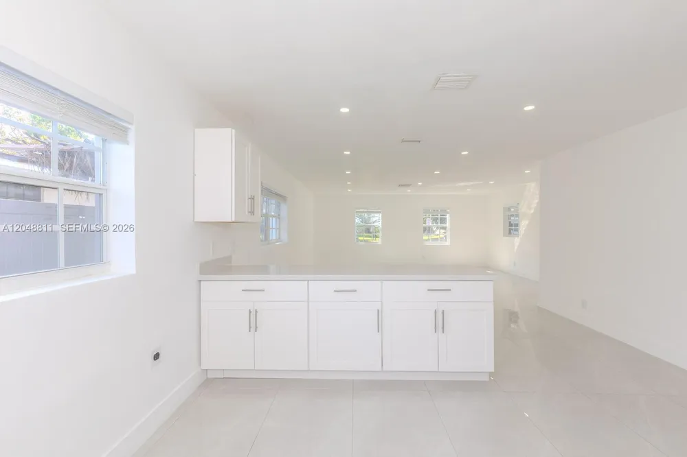 913 NE 2nd St Hallandale Beach, FL 33009