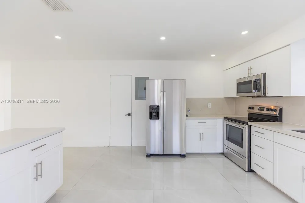 913 NE 2nd St Hallandale Beach, FL 33009