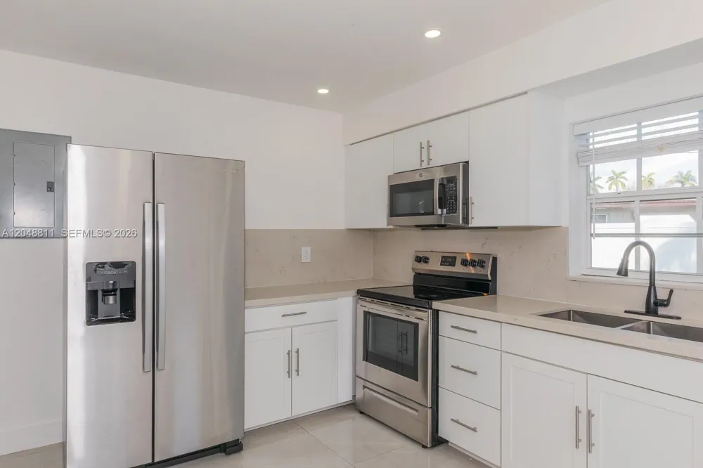 913 NE 2nd St Hallandale Beach, FL 33009