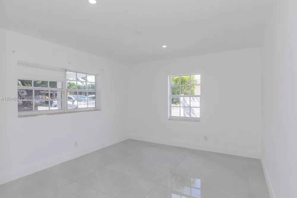 913 NE 2nd St Hallandale Beach, FL 33009
