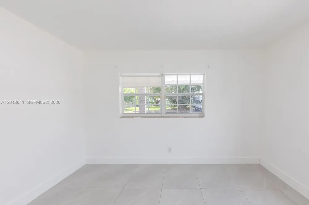 913 NE 2nd St Hallandale Beach, FL 33009