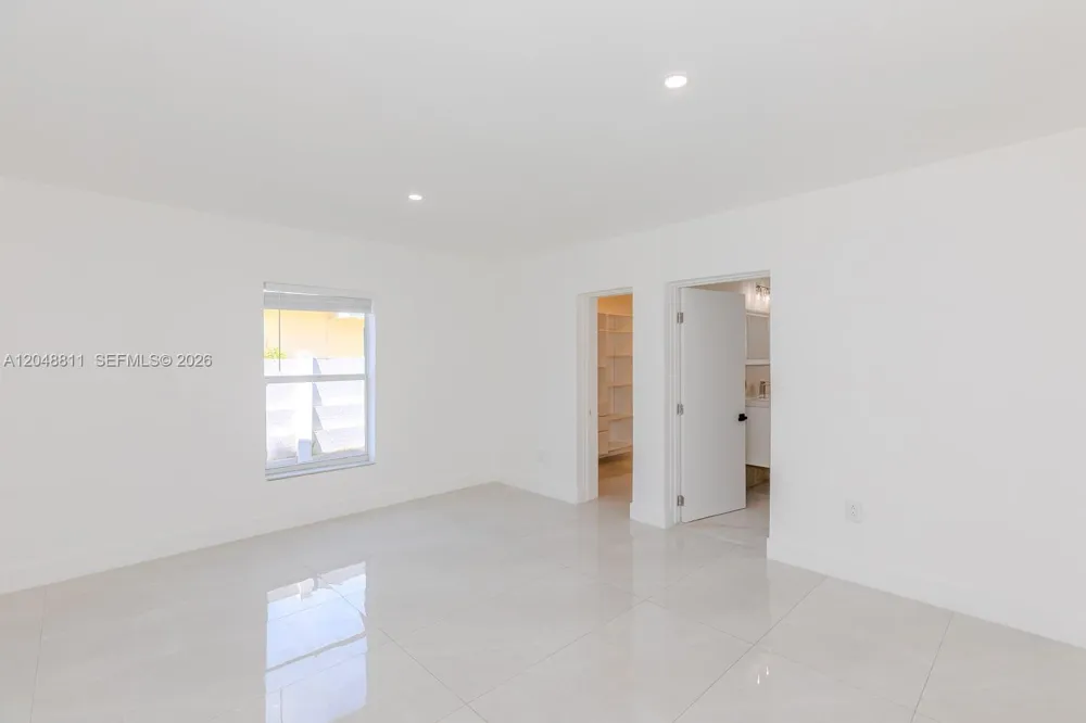 913 NE 2nd St Hallandale Beach, FL 33009