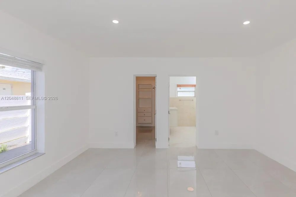 913 NE 2nd St Hallandale Beach, FL 33009