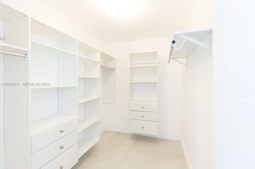 913 NE 2nd St Hallandale Beach, FL 33009