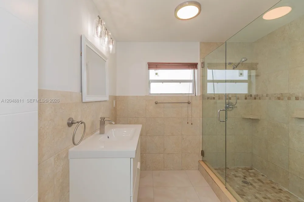 913 NE 2nd St Hallandale Beach, FL 33009