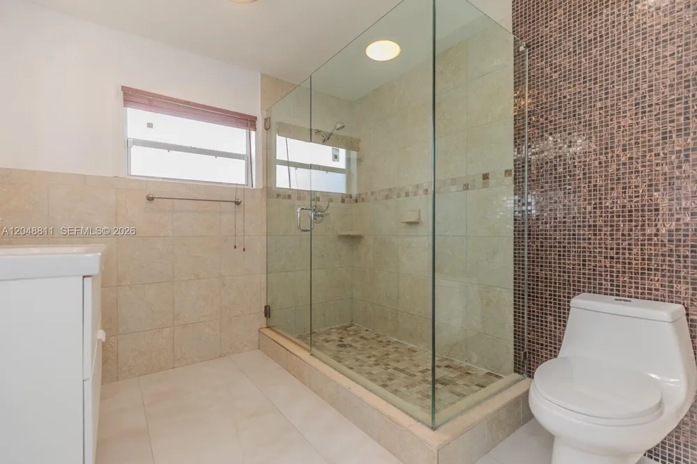 913 NE 2nd St Hallandale Beach, FL 33009