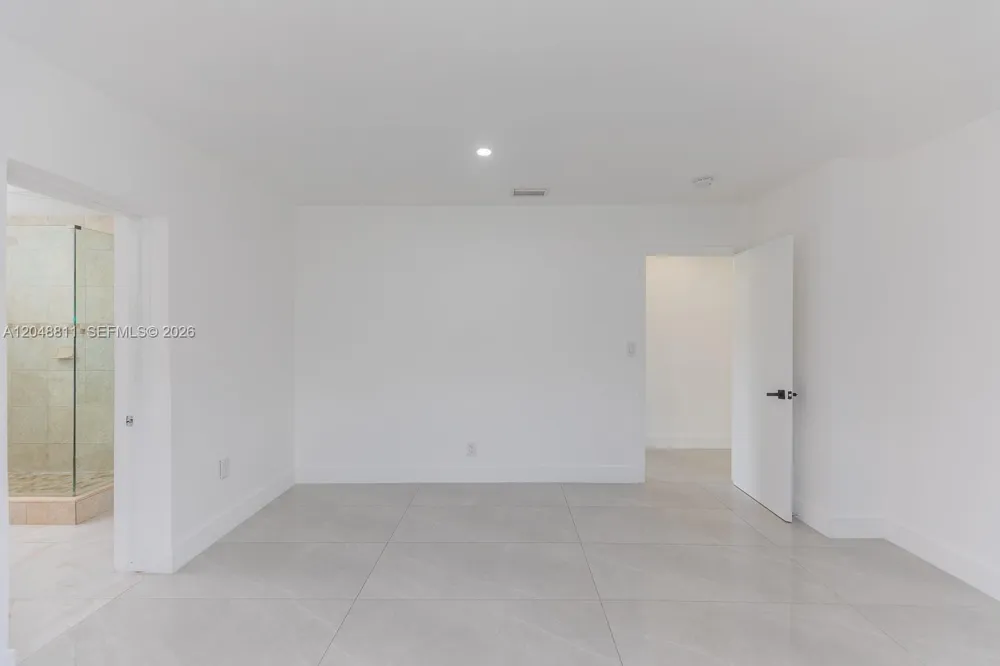 913 NE 2nd St Hallandale Beach, FL 33009
