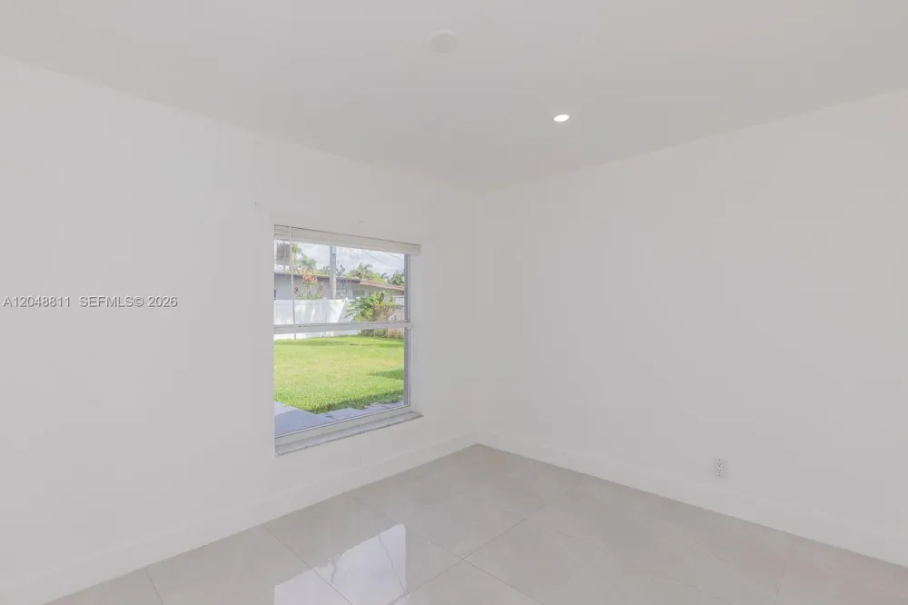 913 NE 2nd St Hallandale Beach, FL 33009