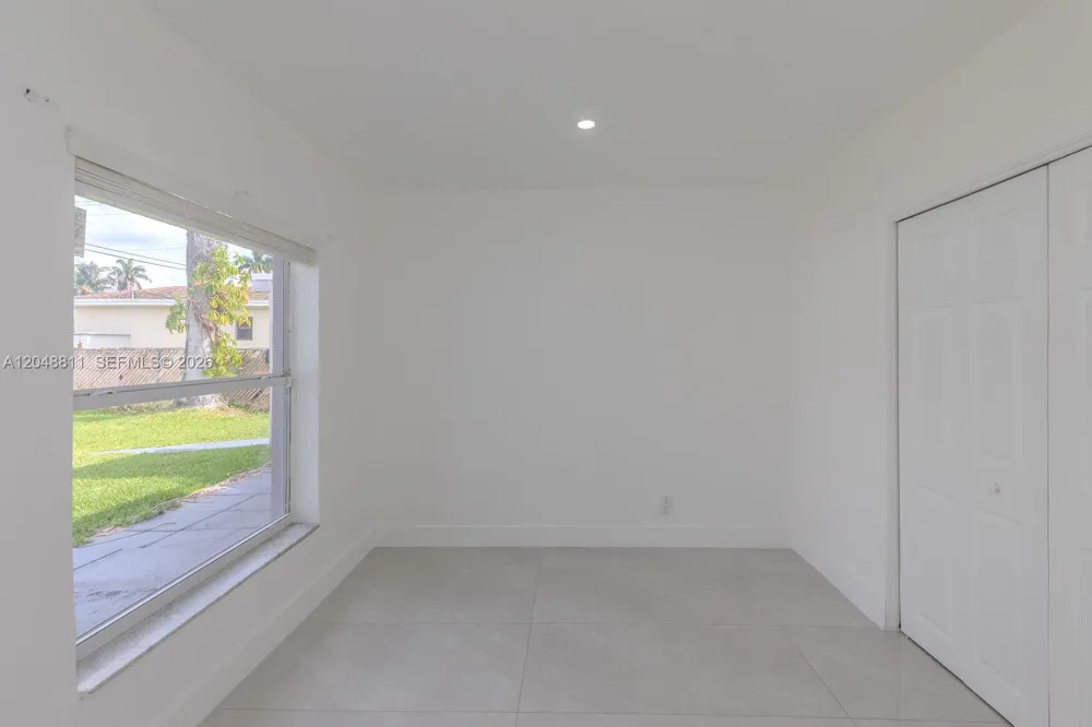 913 NE 2nd St Hallandale Beach, FL 33009