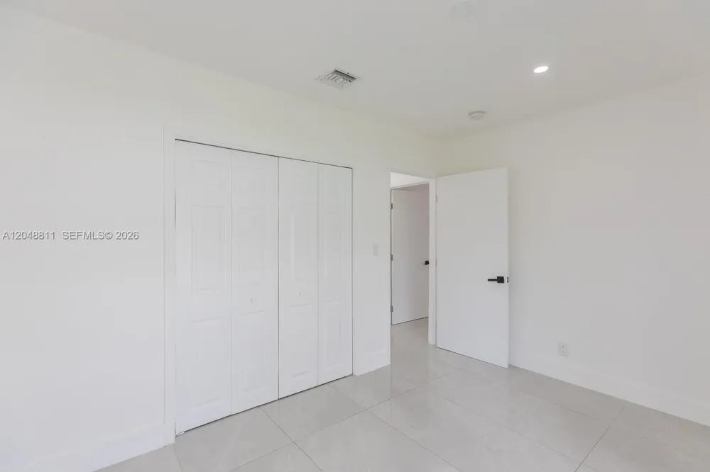 913 NE 2nd St Hallandale Beach, FL 33009