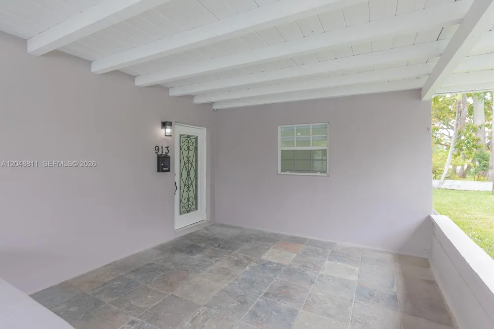 913 NE 2nd St Hallandale Beach, FL 33009