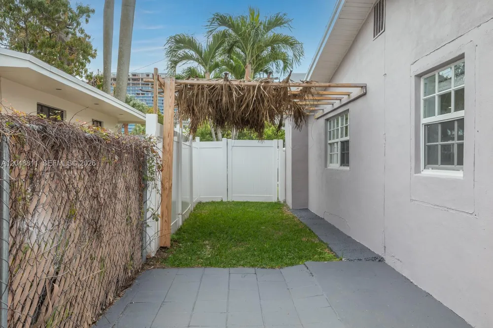 913 NE 2nd St Hallandale Beach, FL 33009