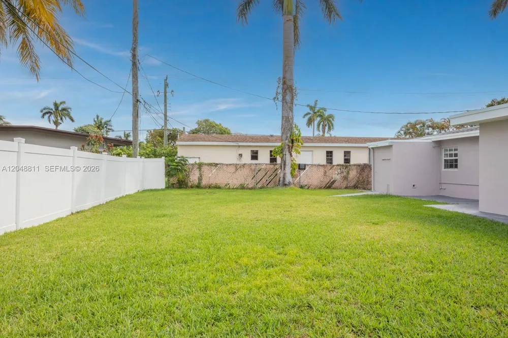 913 NE 2nd St Hallandale Beach, FL 33009