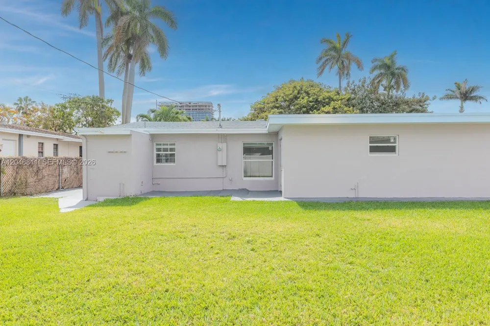 913 NE 2nd St Hallandale Beach, FL 33009