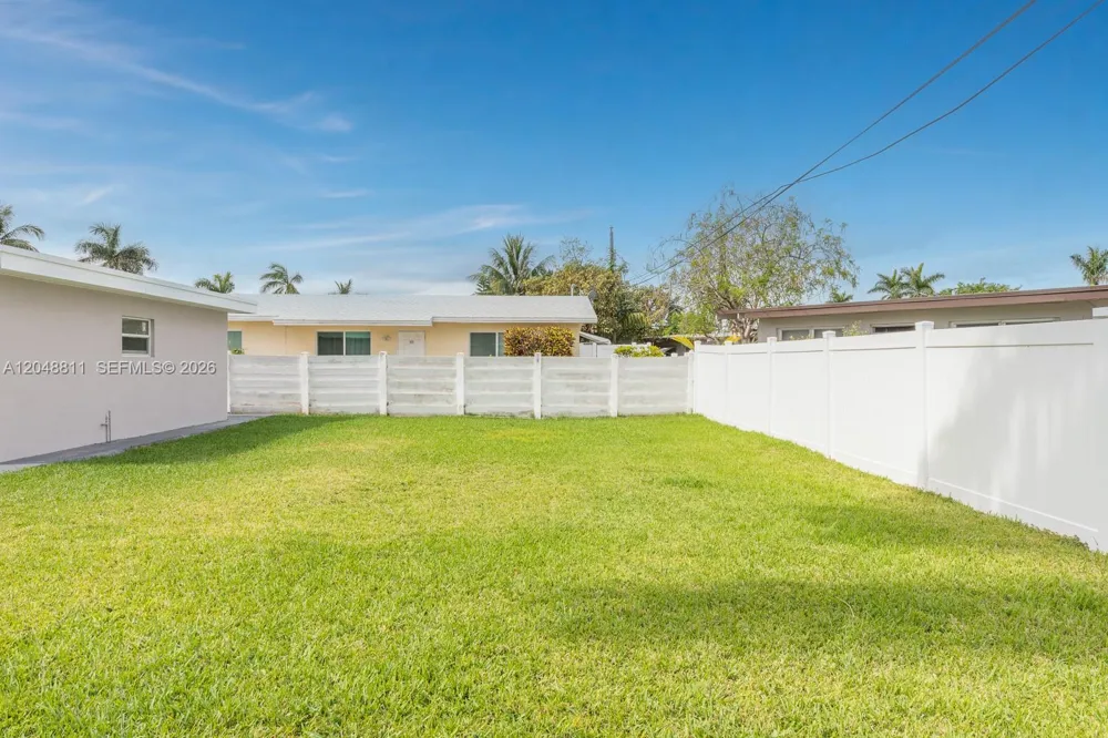 913 NE 2nd St Hallandale Beach, FL 33009