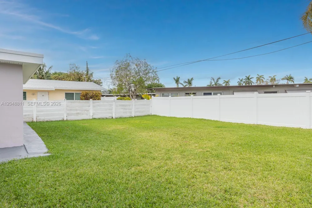 913 NE 2nd St Hallandale Beach, FL 33009