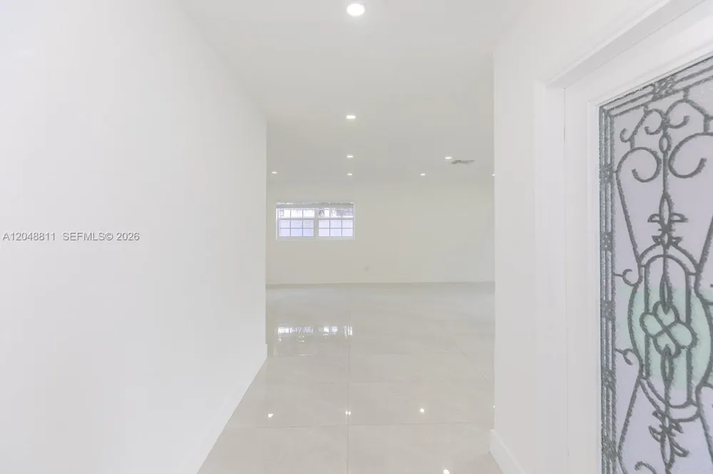 913 NE 2nd St Hallandale Beach, FL 33009
