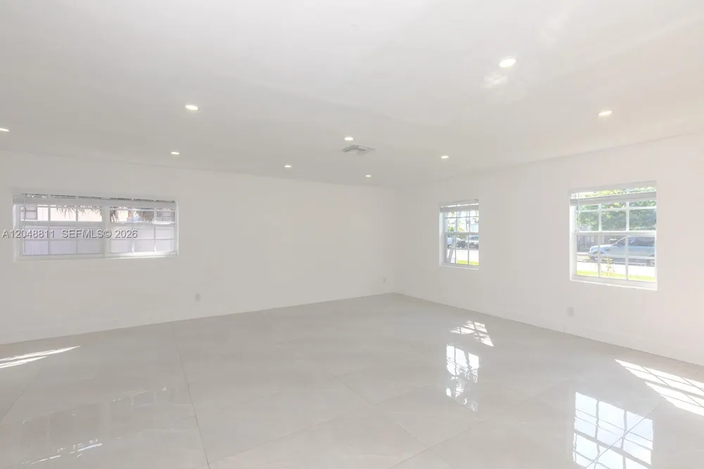 913 NE 2nd St Hallandale Beach, FL 33009