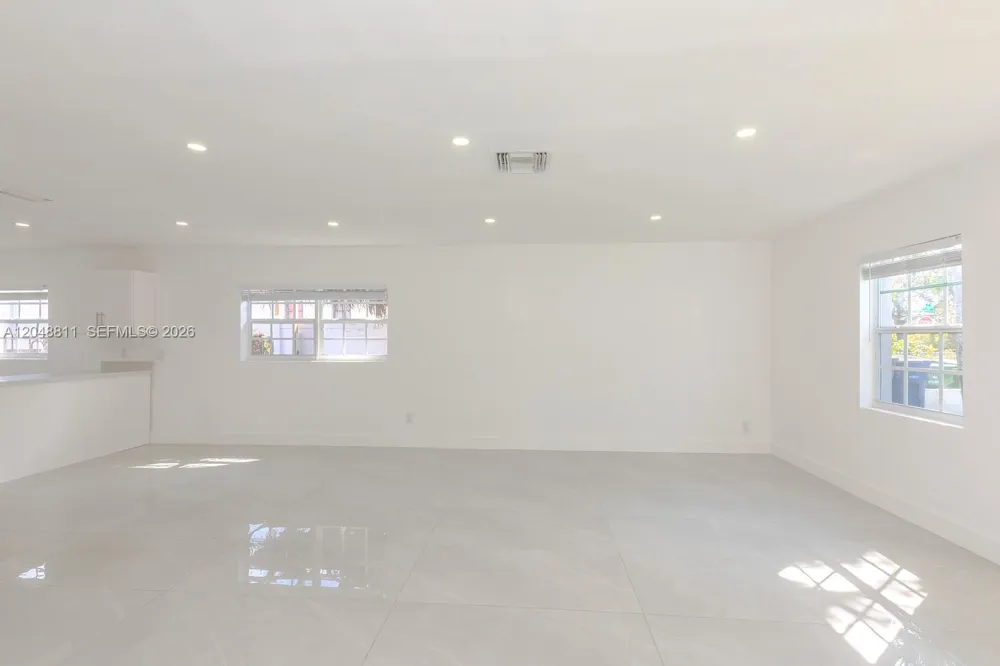 913 NE 2nd St Hallandale Beach, FL 33009