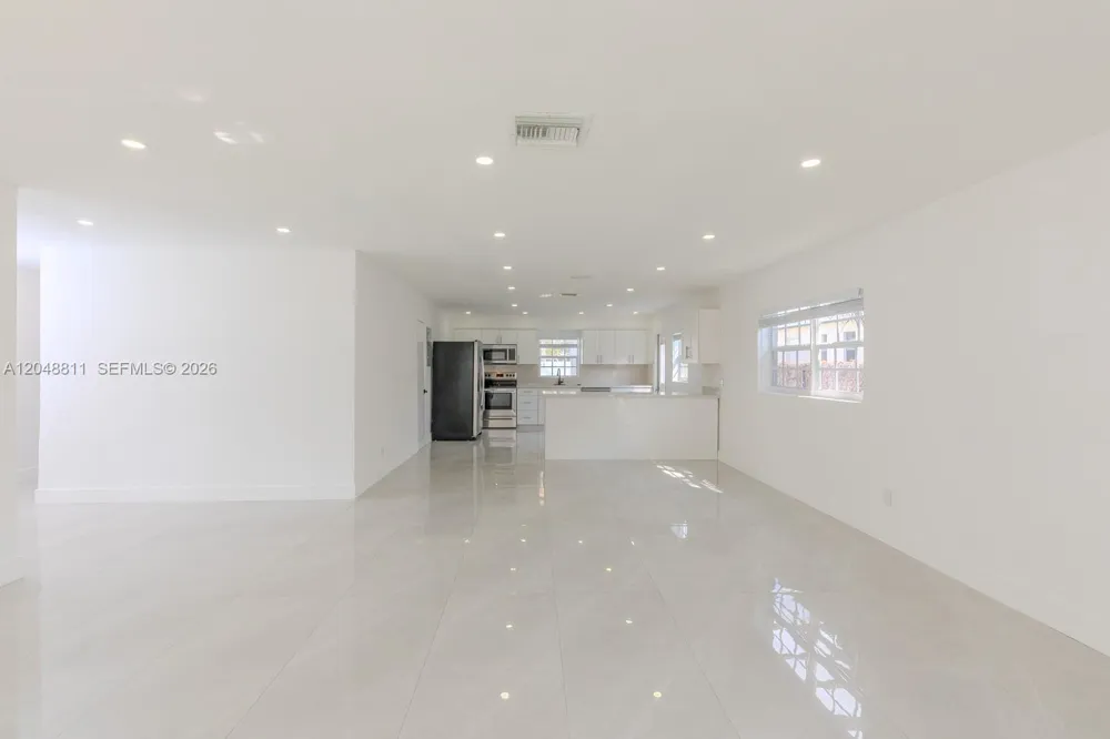 913 NE 2nd St Hallandale Beach, FL 33009