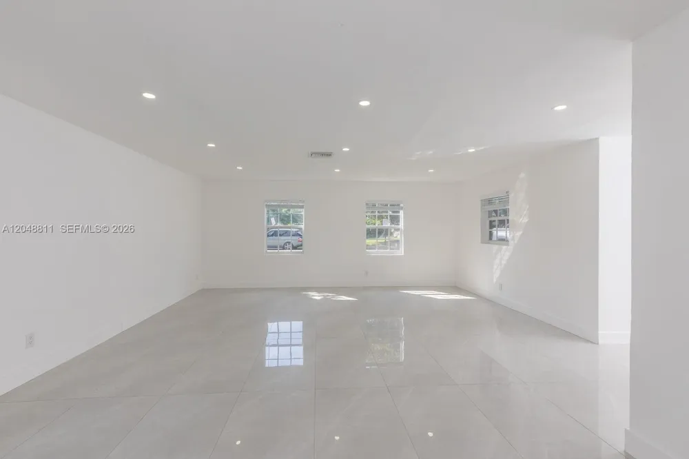 913 NE 2nd St Hallandale Beach, FL 33009