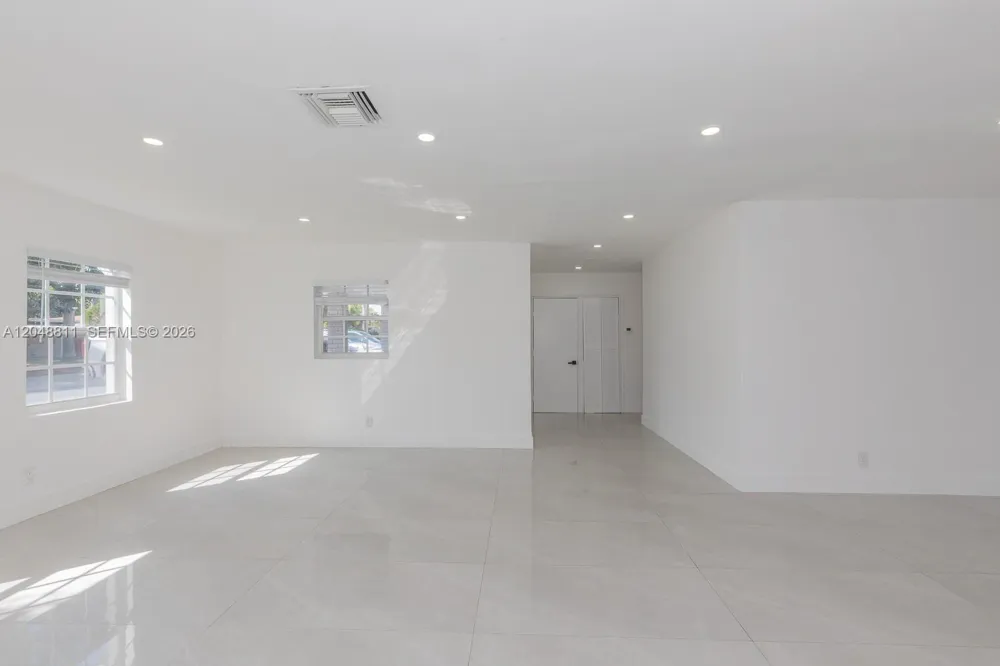 913 NE 2nd St Hallandale Beach, FL 33009